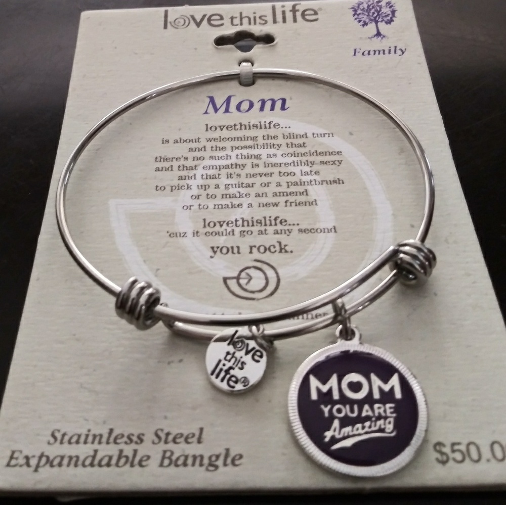Brand New "MOM YOU ARE AMAZING" Bracelet